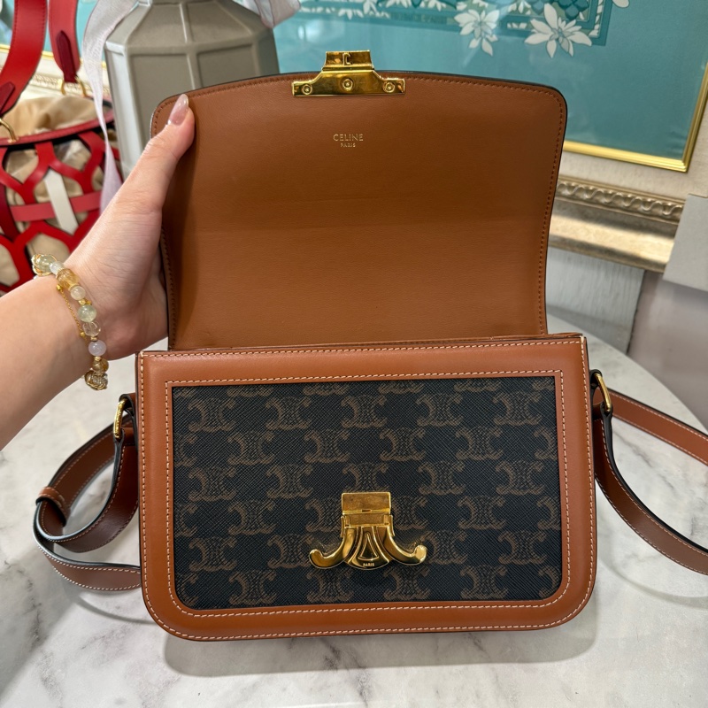 CelinePVC拼咖牛Triomphe金釦下蓋斜背包-3