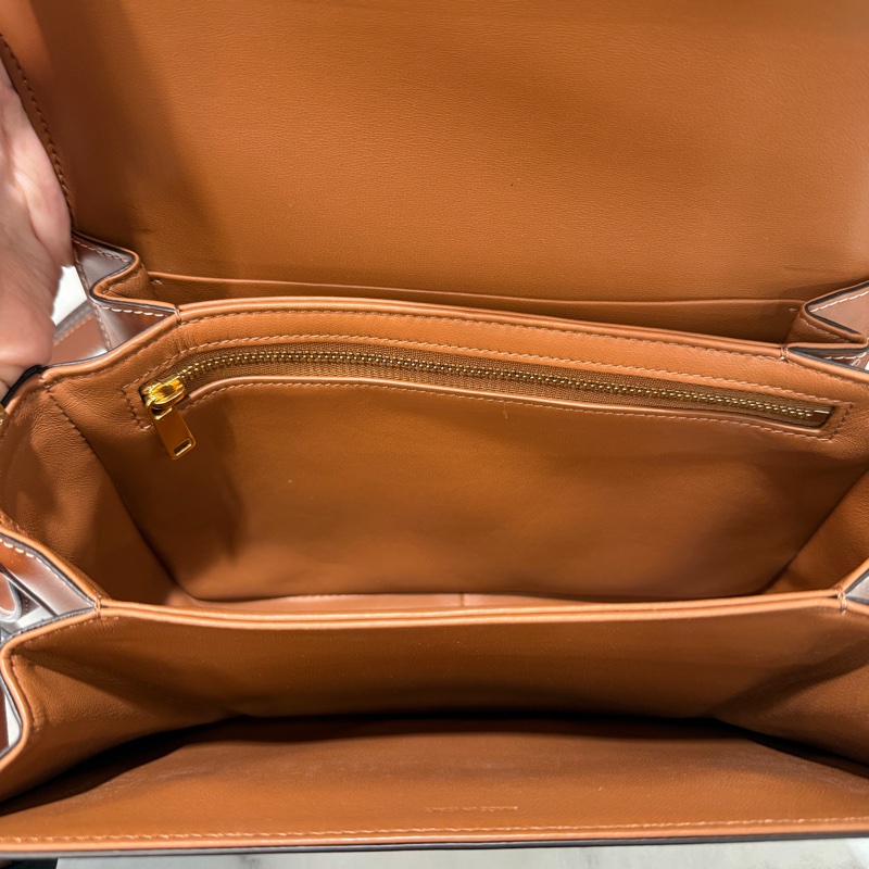 CelinePVC拼咖牛Triomphe金釦下蓋斜背包-4