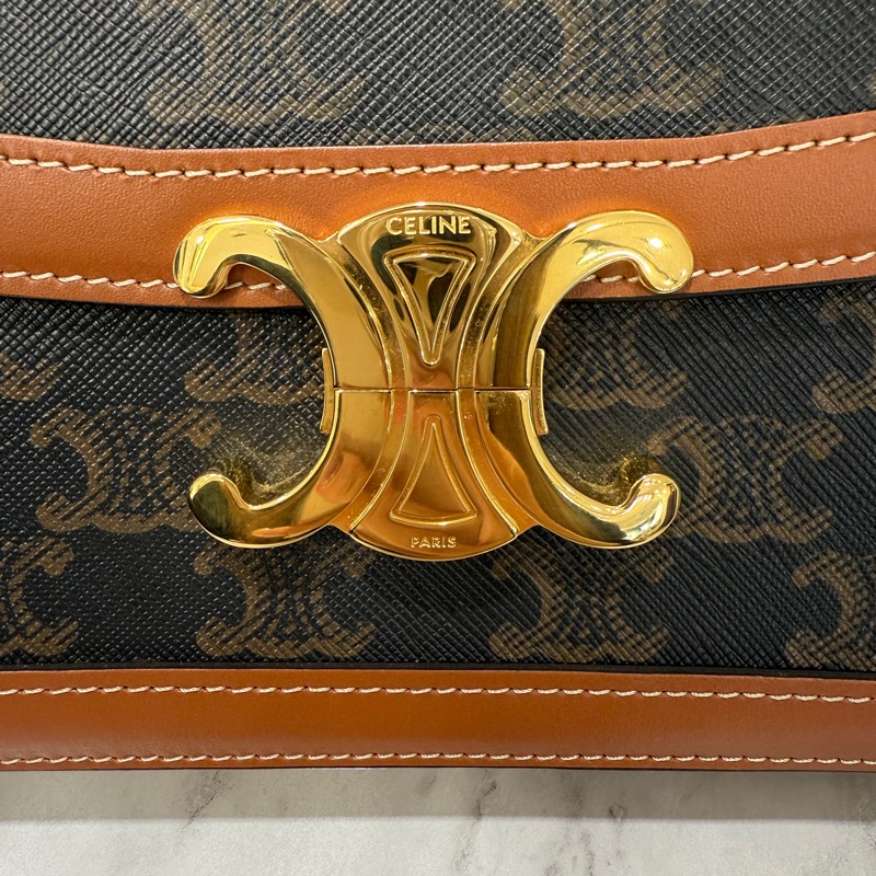 CelinePVC拼咖牛Triomphe金釦下蓋斜背包-5