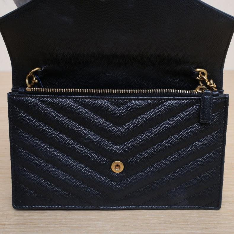 CASSANDRA 信封 腋下包 Woc 19 V紋 黑色 皮革C 金釦-4