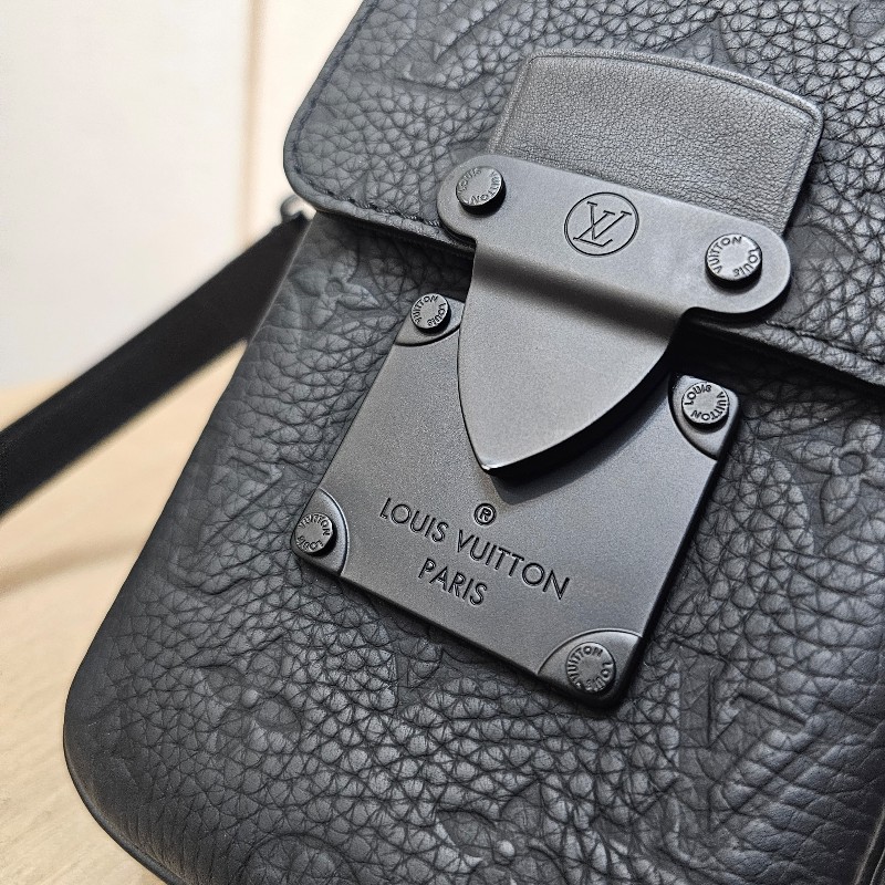 LV黑釦黑壓紋 S Lock直立式斜背包-6