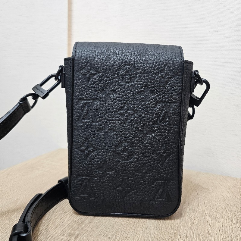 LV黑釦黑壓紋 S Lock直立式斜背包-8