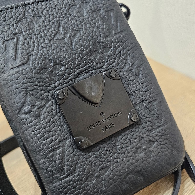 LV黑釦黑壓紋 S Lock直立式斜背包-10