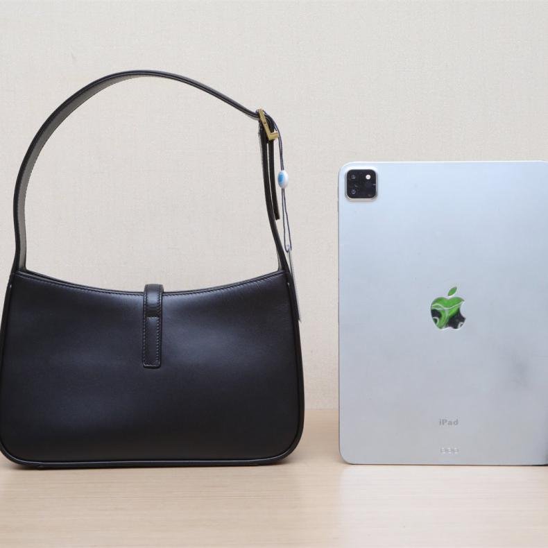 LE 5 À 7 腋下包 小號 23 黑色 皮革C 金釦-1