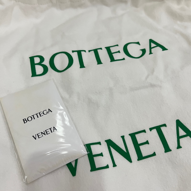 BOTTEGA VENETA 寶緹嘉 Beak 素雅小羊皮翻蓋素色斜背包(螢光黃綠)-2