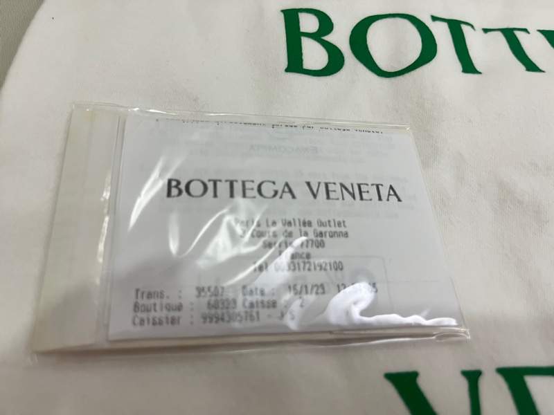 BOTTEGA VENETA 寶緹嘉 Beak 素雅小羊皮翻蓋素色斜背包(螢光黃綠)-12