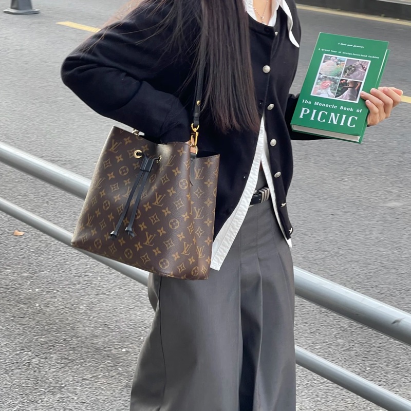 莉亞精品♡ LV M41440 Neonoe BB 老花水桶 黑色 九新美包-1