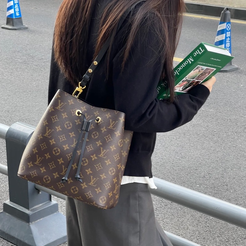 莉亞精品♡ LV M41440 Neonoe BB 老花水桶 黑色 九新美包-3