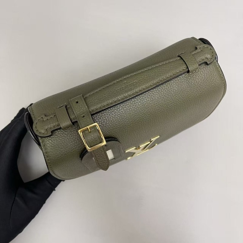 LV路易威登 vivienne軍綠色荔枝紋郵差包 肩背包 斜背包-5