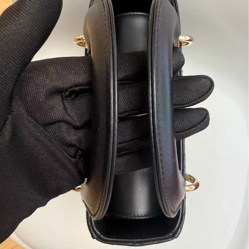 Dior迪奧 lady四格戴妃黑色徽章寬肩手提單肩斜挎包 20年 黑金配色 經典百搭 尺寸20*17*6-5