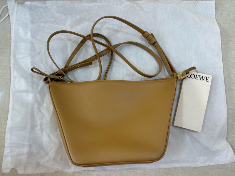 Lowe 小牛皮 吊床包-0