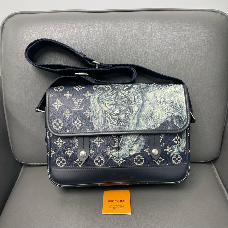 Lv Messenger系列 小號郵差包 非洲雄獅 墨灰色 尺寸約28*19.5*8-0