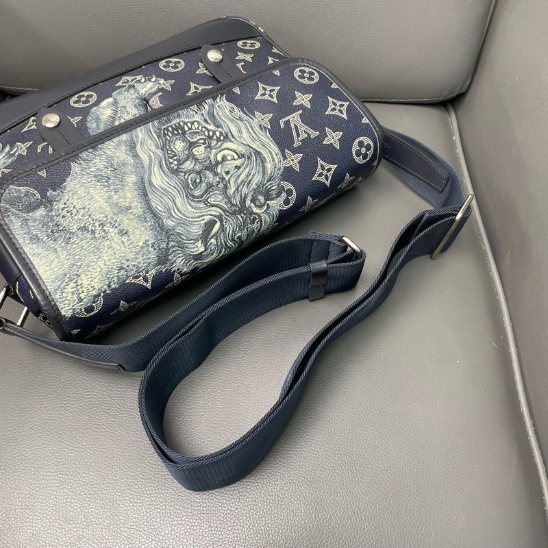 Lv Messenger系列 小號郵差包 非洲雄獅 墨灰色 尺寸約28*19.5*8-6