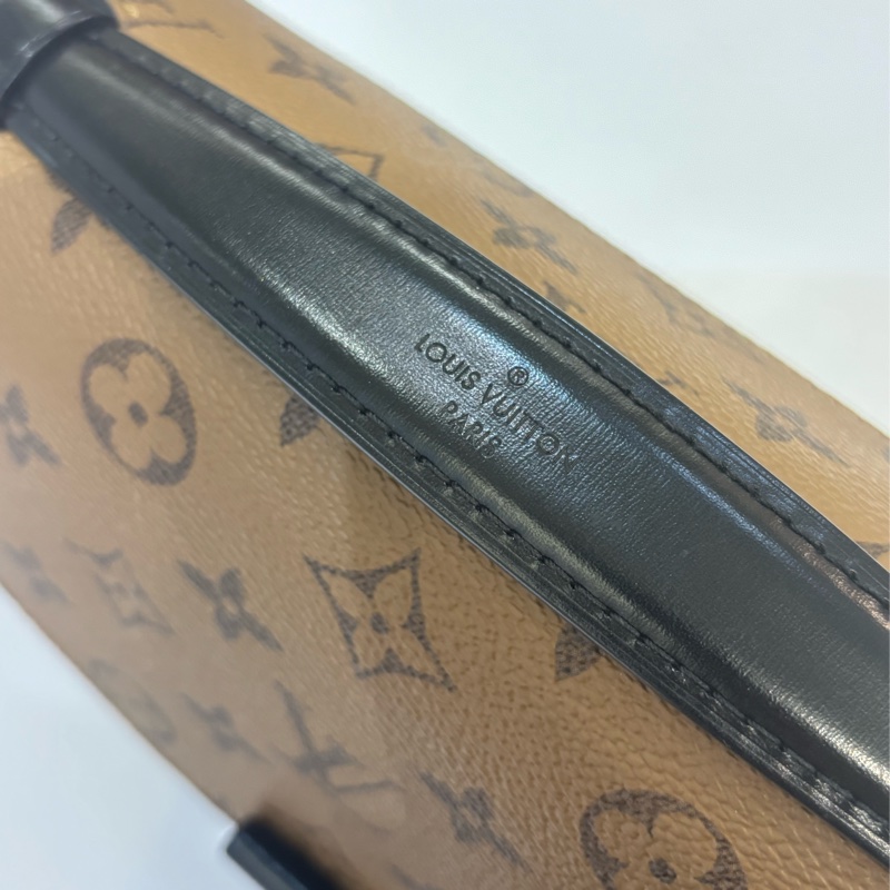 LV (M)Metis 拼色郵差包-9