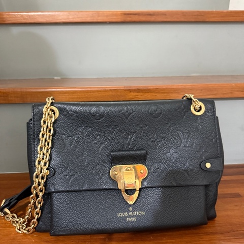 lv 超美壓紋真皮鍊包 容量夠 拍圈最甜❤️專櫃十幾