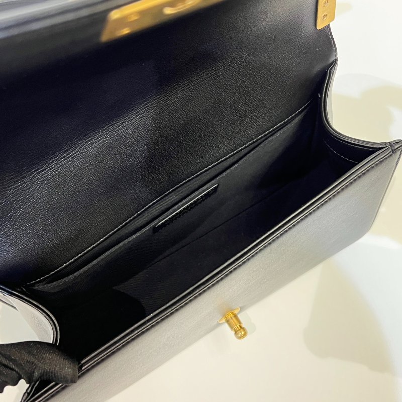 Chanel 黑牛皮菱格紋霧金釦boy25A67086-7