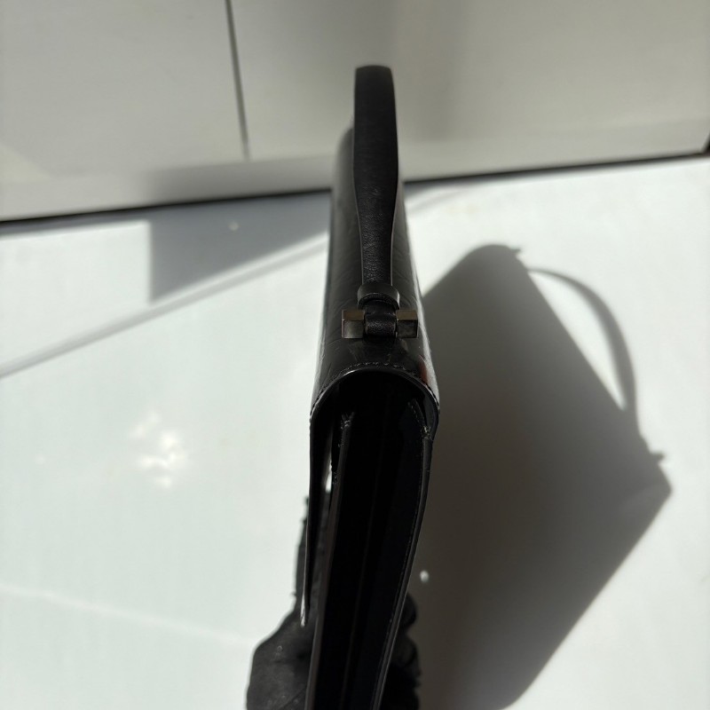 LV 銀釦黑色vernis 下蓋手拿包-8