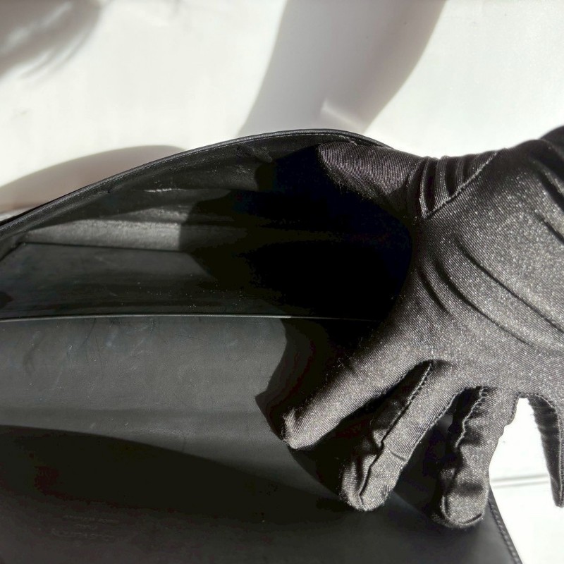 LV 銀釦黑色vernis 下蓋手拿包-16