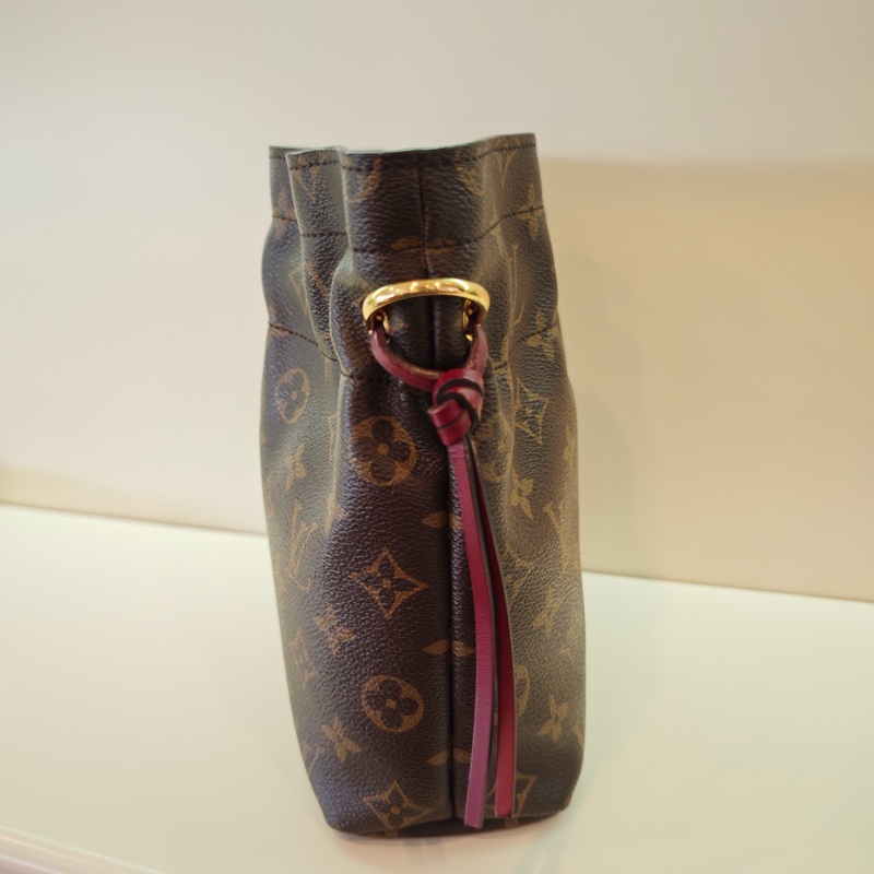 路易威登/LV 經典老花 抽繩福袋包 紅色內裡手提斜背包 後配可拆卸肩帶-2