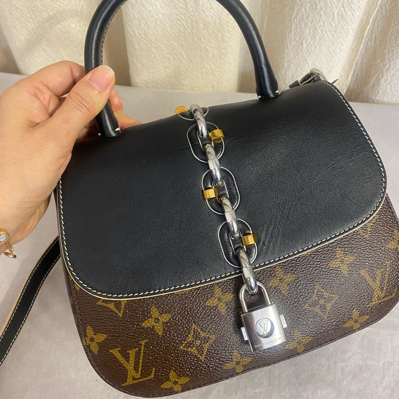 Louis Vuitton路易威登 秀款Chain It 鎖頭包黑PM 中號-5