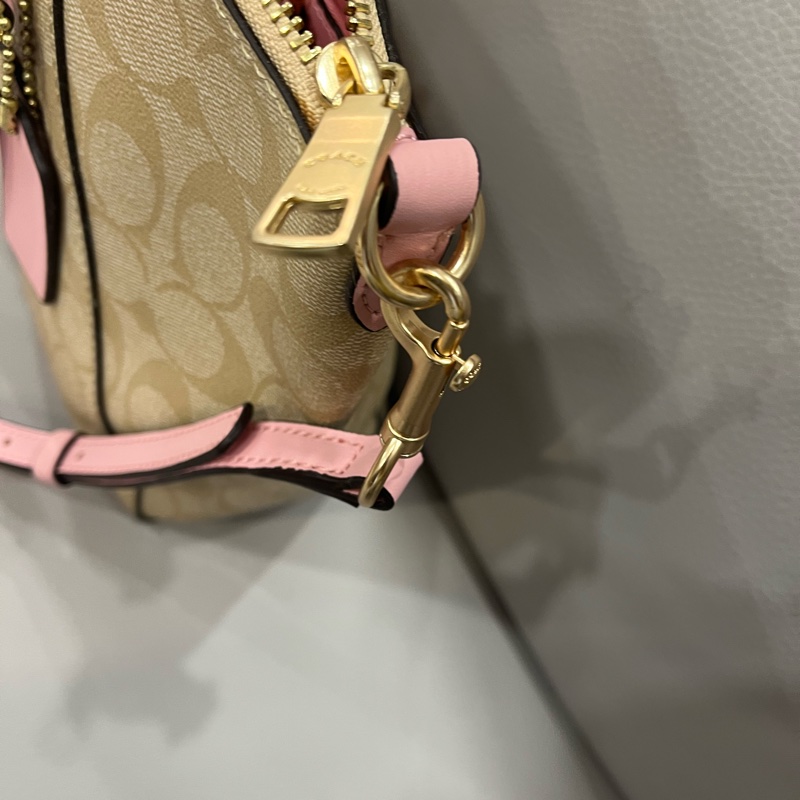 全新coach側背水餃包， F79998-4