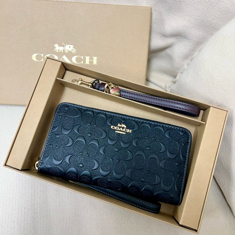 全新COACH 浮雕C LOGO雙手掛吊飾長夾禮盒(黑)-0