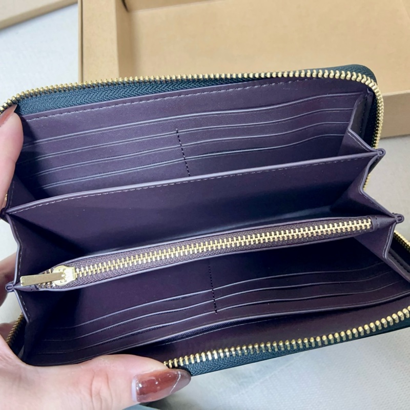 全新COACH 浮雕C LOGO雙手掛吊飾長夾禮盒(黑)-2