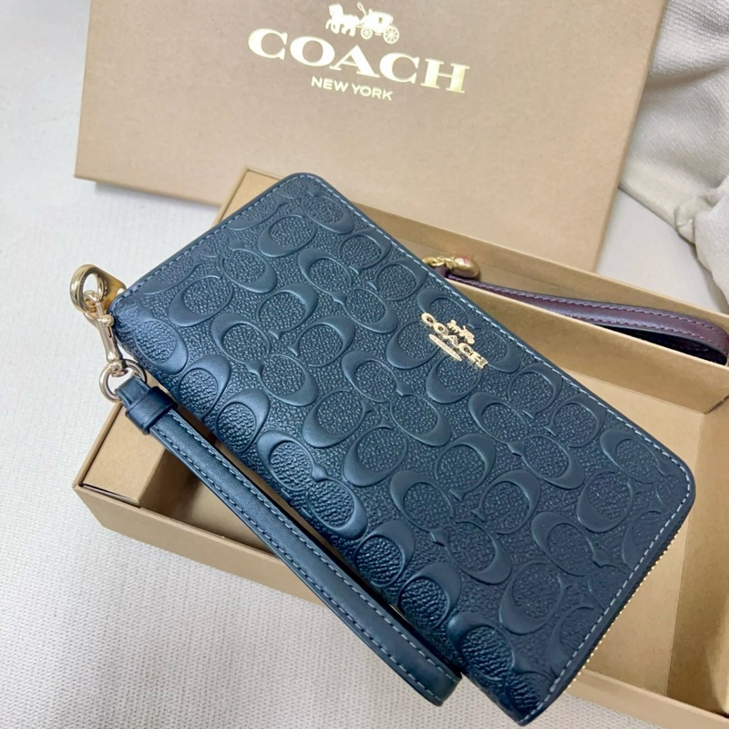 全新COACH 浮雕C LOGO雙手掛吊飾長夾禮盒(黑)-3