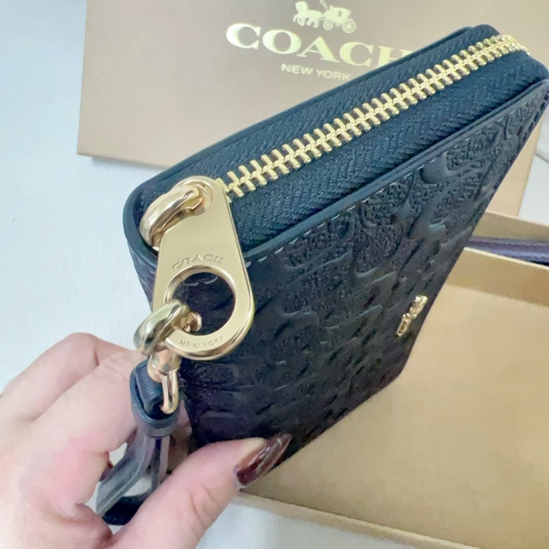 全新COACH 浮雕C LOGO雙手掛吊飾長夾禮盒(黑)-4