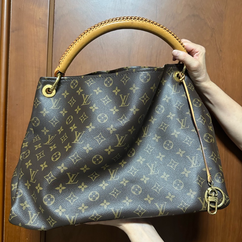Louis Vuitton artsy bag-1