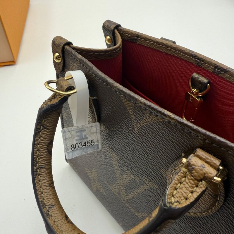 超熱門 Louis Vuitton ONETHEGO BB 字母logo叢林袋(可手提/斜揹)-6