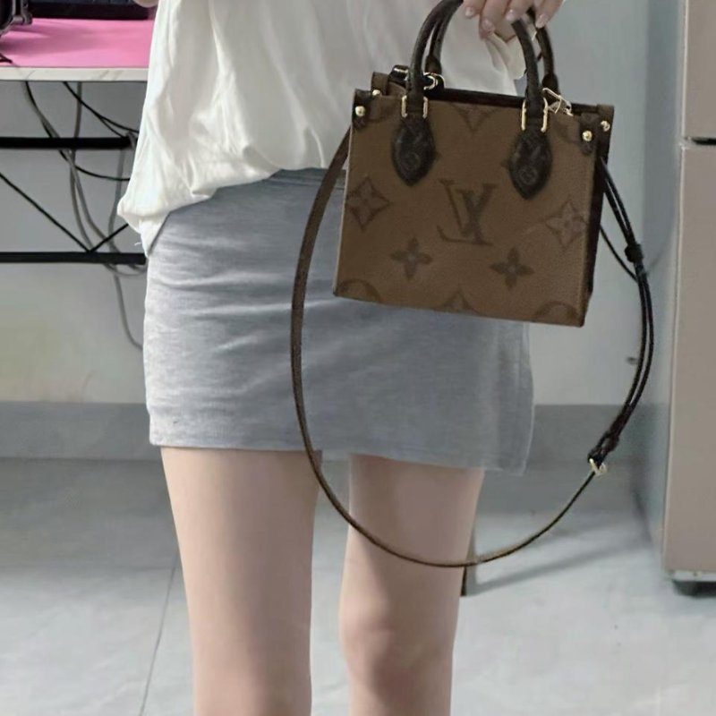 超熱門 Louis Vuitton ONETHEGO BB 字母logo叢林袋(可手提/斜揹)-7