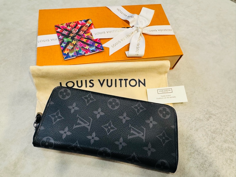 LV 黑灰原花直式拉鏈長夾M62295-0