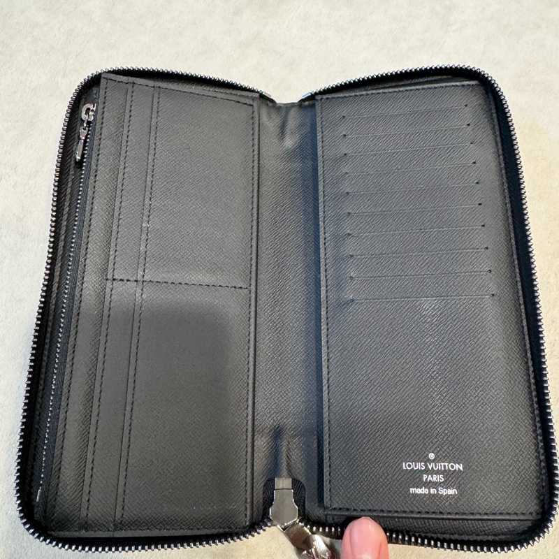 LV 黑灰原花直式拉鏈長夾M62295-3