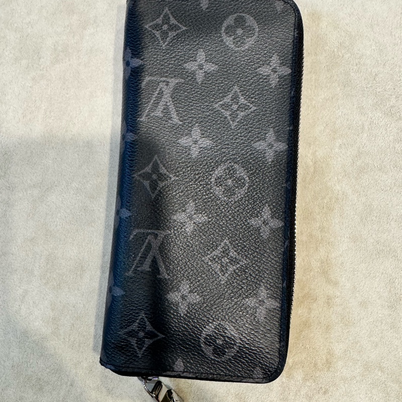 LV 黑灰原花直式拉鏈長夾M62295-6