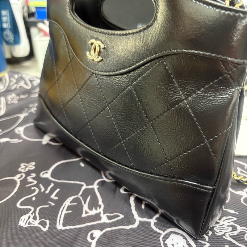 CHANEL 香奈兒 31 Nano bag(黑/金-亮面小牛皮/金黑雙色鏈帶)-2