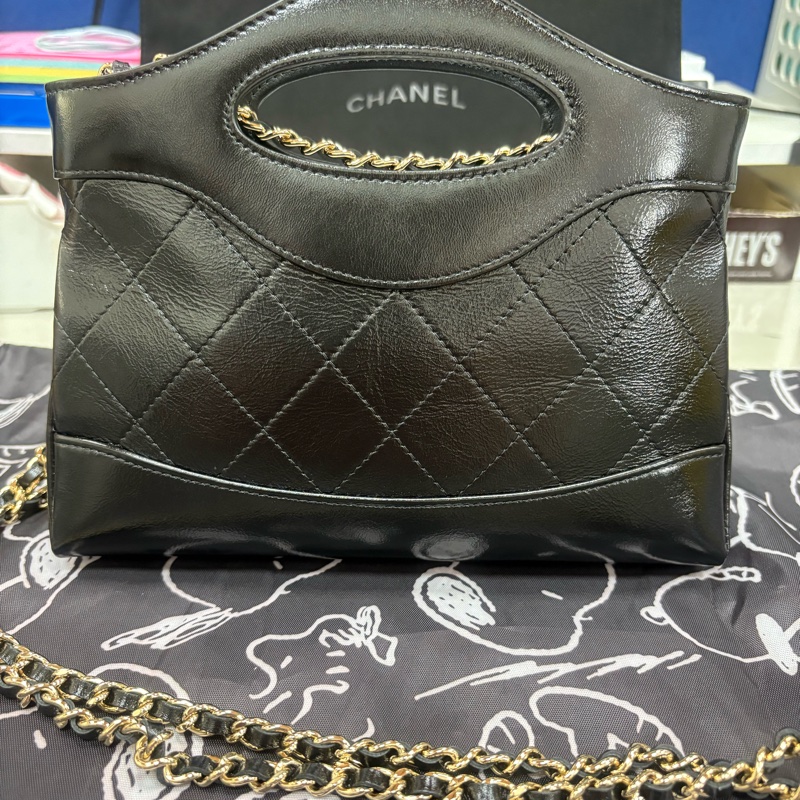CHANEL 香奈兒 31 Nano bag(黑/金-亮面小牛皮/金黑雙色鏈帶)-3