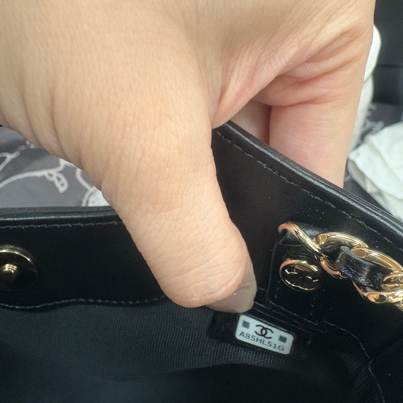 CHANEL 香奈兒 31 Nano bag(黑/金-亮面小牛皮/金黑雙色鏈帶)-13