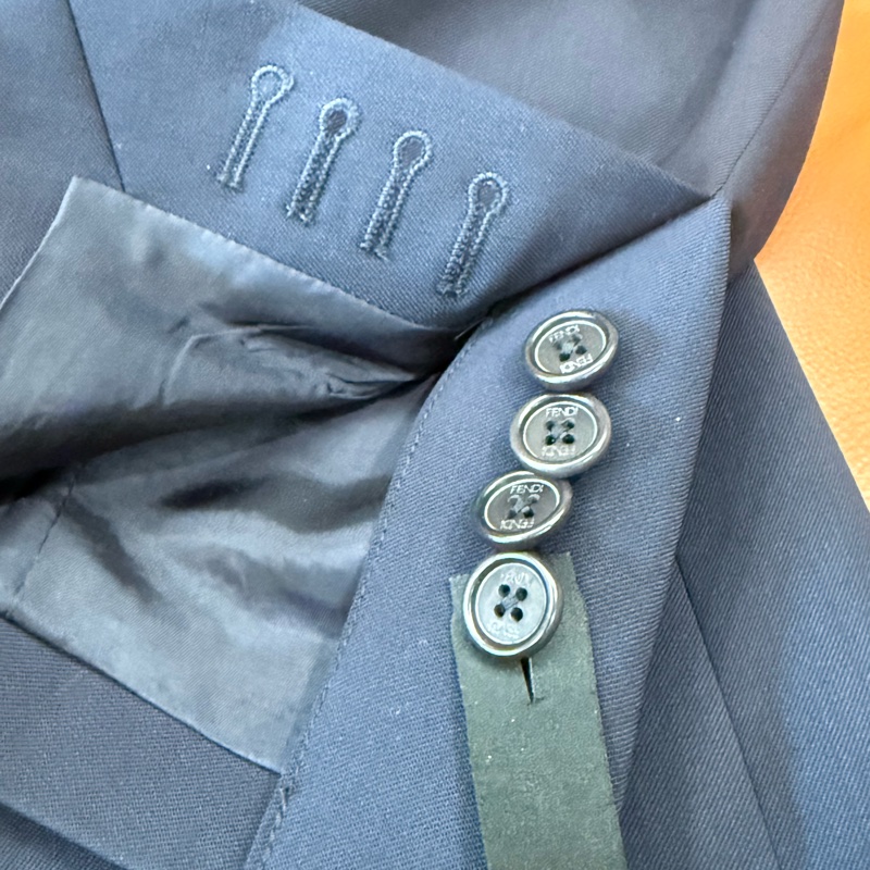 極稀真品 FENDI 精紡100%純羊毛藏青色(深藍)修身西裝 義大利製開真釦眼袖口 設計師訂製款版型-19