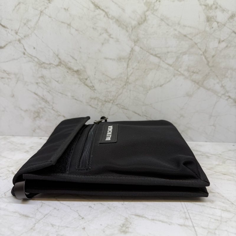 Balenciaga Explorer系列品牌粗體字母尼龍斜背包/黑-2