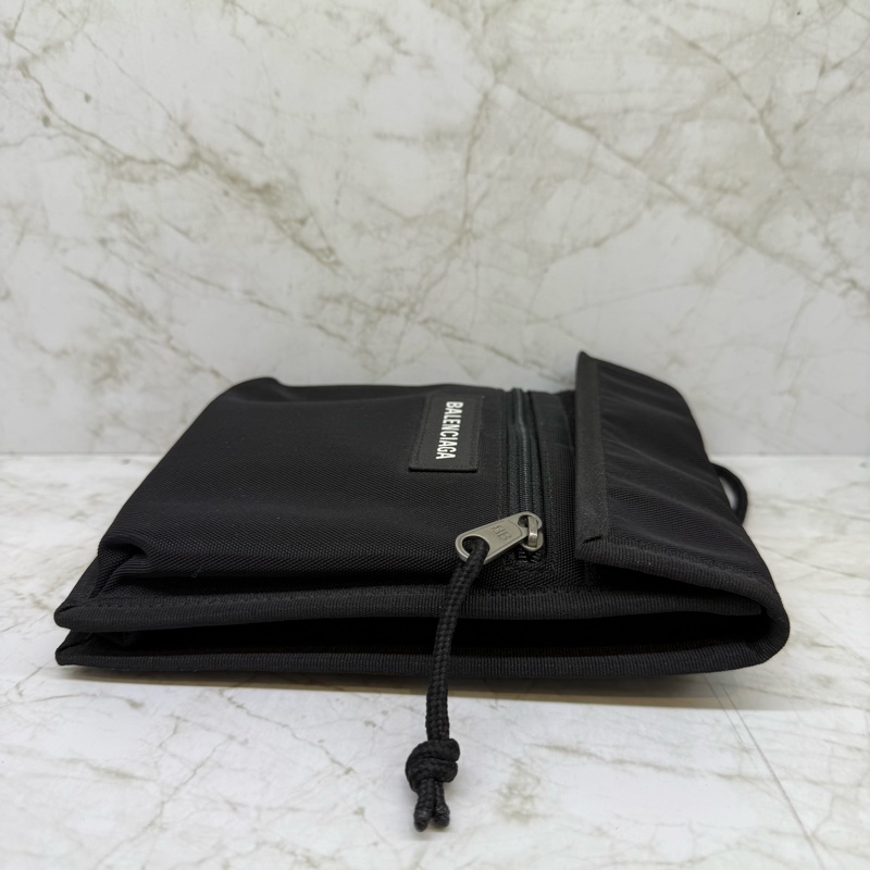 Balenciaga Explorer系列品牌粗體字母尼龍斜背包/黑-3