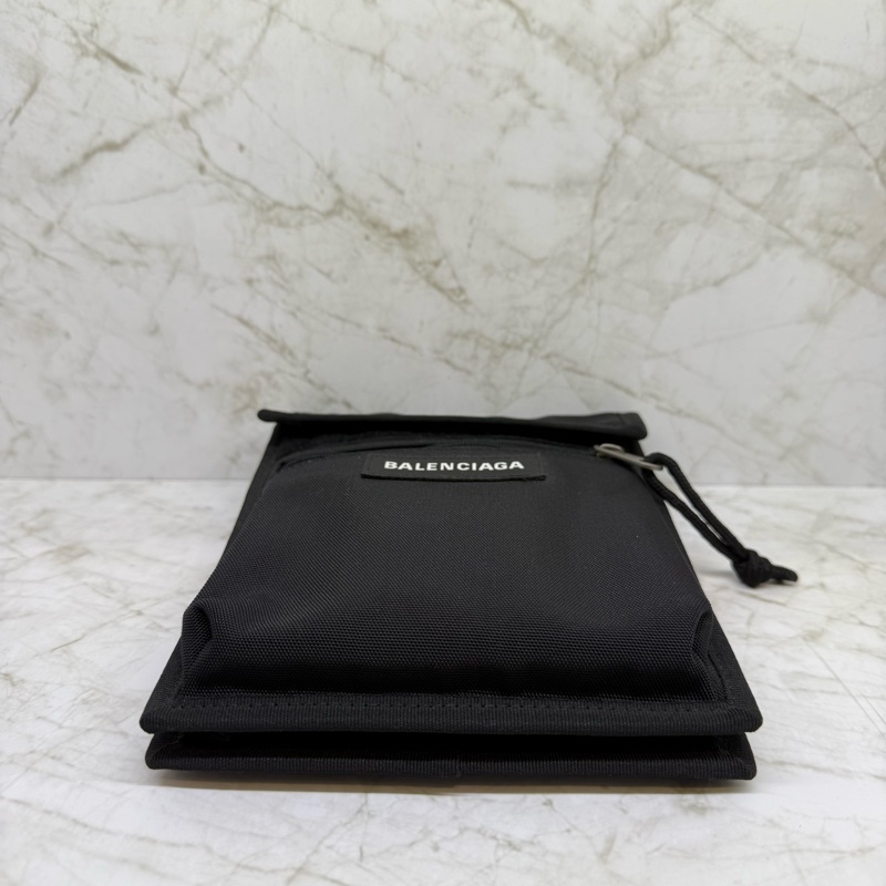 Balenciaga Explorer系列品牌粗體字母尼龍斜背包/黑-4