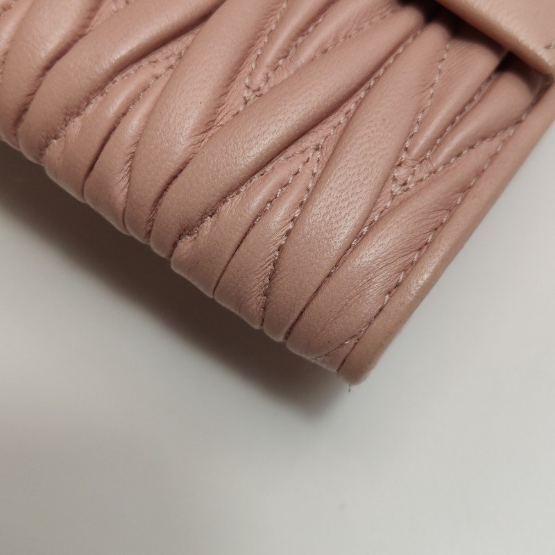 Miu Miu 羊皮 純色 褶皺 字母 Logo 子母包 手拿包-19