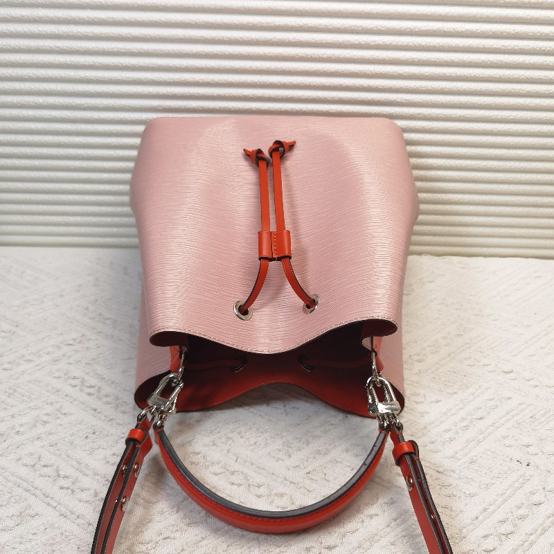 LV 粉色epi水波纹牛皮 水桶包 手提包 肩背包-4