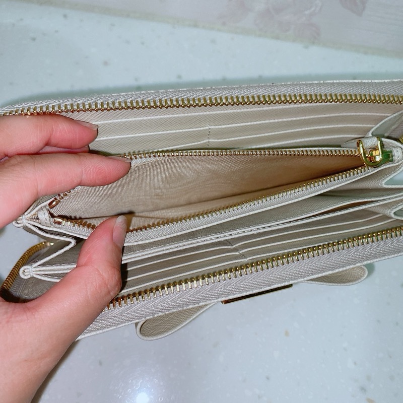 米白色Prada長夾-2