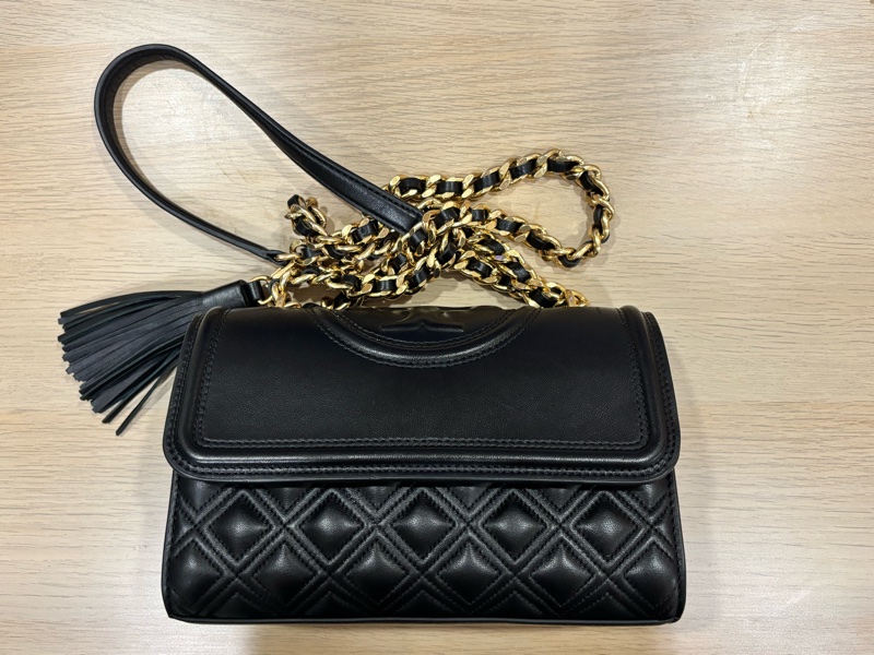 TORY BURCH Fleming 縫線翻蓋小款流蘇 肩背包 斜背包 二用包(黑色)-0