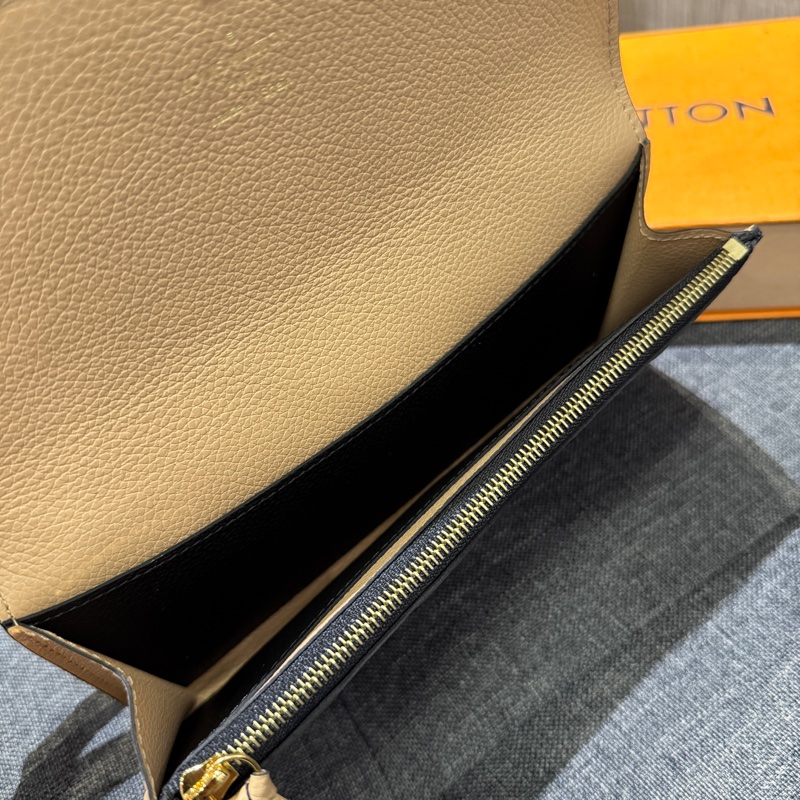 全新LV Emilie 黑色壓紋牛皮拼米色內裏金釦開釦長夾 皮夾 M62369-7