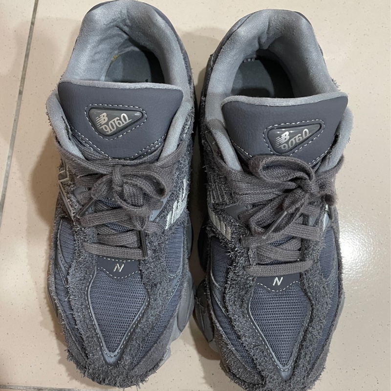 New Balance 紐巴倫 NB 9060 灰色 U9060SG 尺寸:US6M/US7.5W/UK5.5/EU38.5/CM24 穿約一個月 有輕微破損如圖 不介意者購買-1