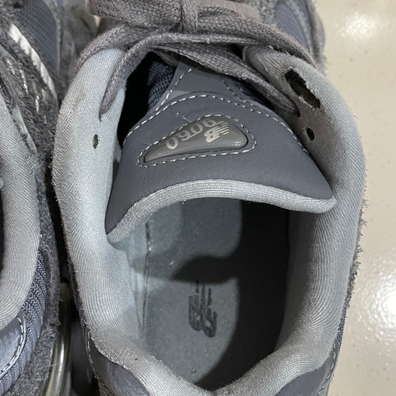 New Balance 紐巴倫 NB 9060 灰色 U9060SG 尺寸:US6M/US7.5W/UK5.5/EU38.5/CM24 穿約一個月 有輕微破損如圖 不介意者購買-4