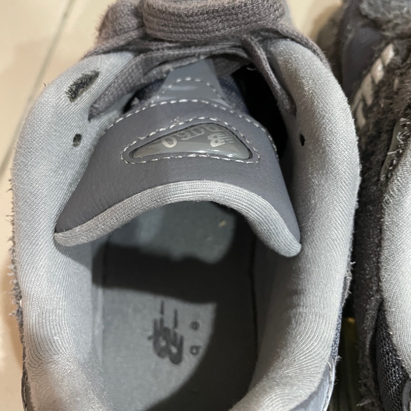 New Balance 紐巴倫 NB 9060 灰色 U9060SG 尺寸:US6M/US7.5W/UK5.5/EU38.5/CM24 穿約一個月 有輕微破損如圖 不介意者購買-5